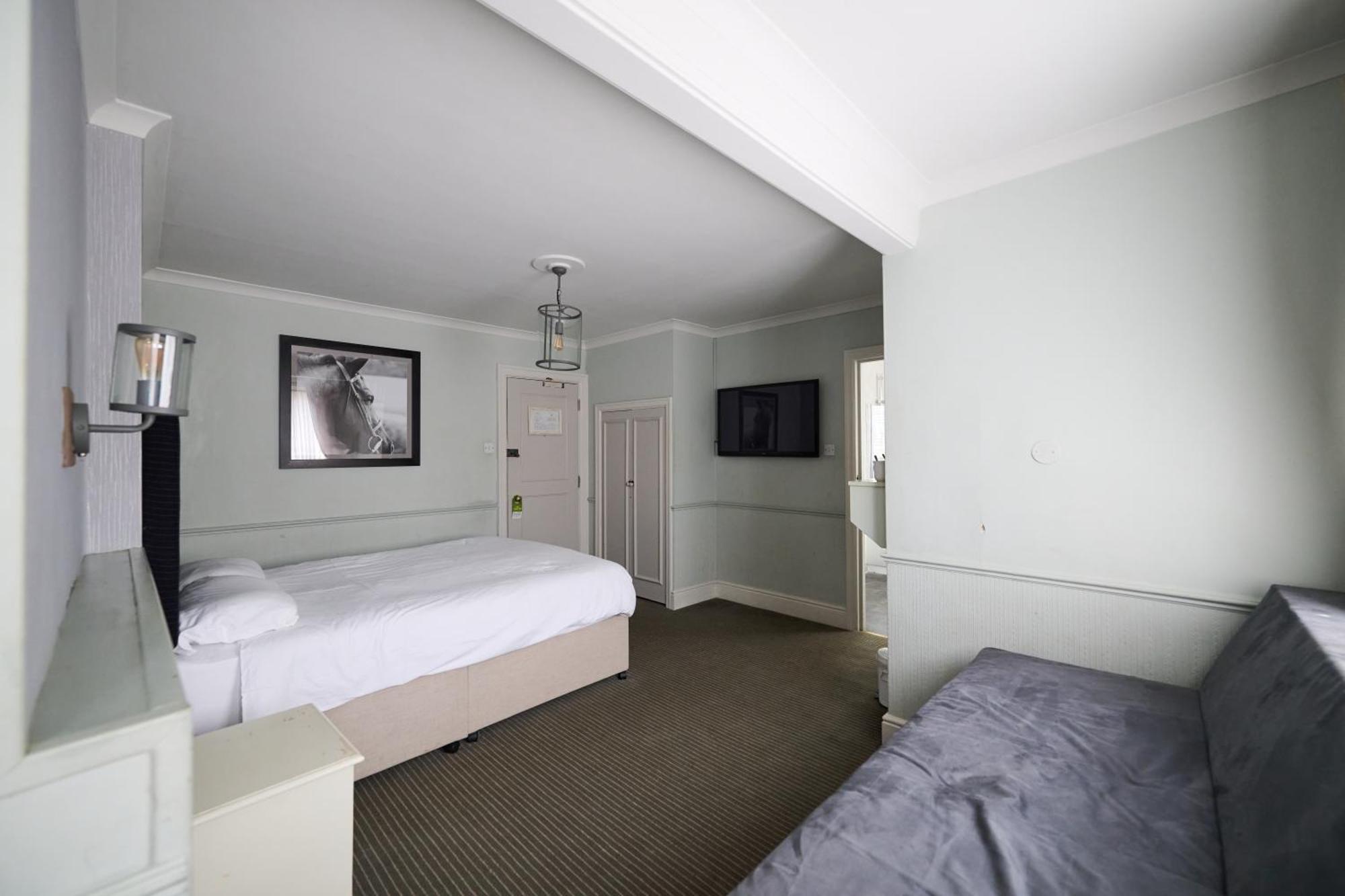 White Hart, Newmarket By Marston'S Inns Екстер'єр фото