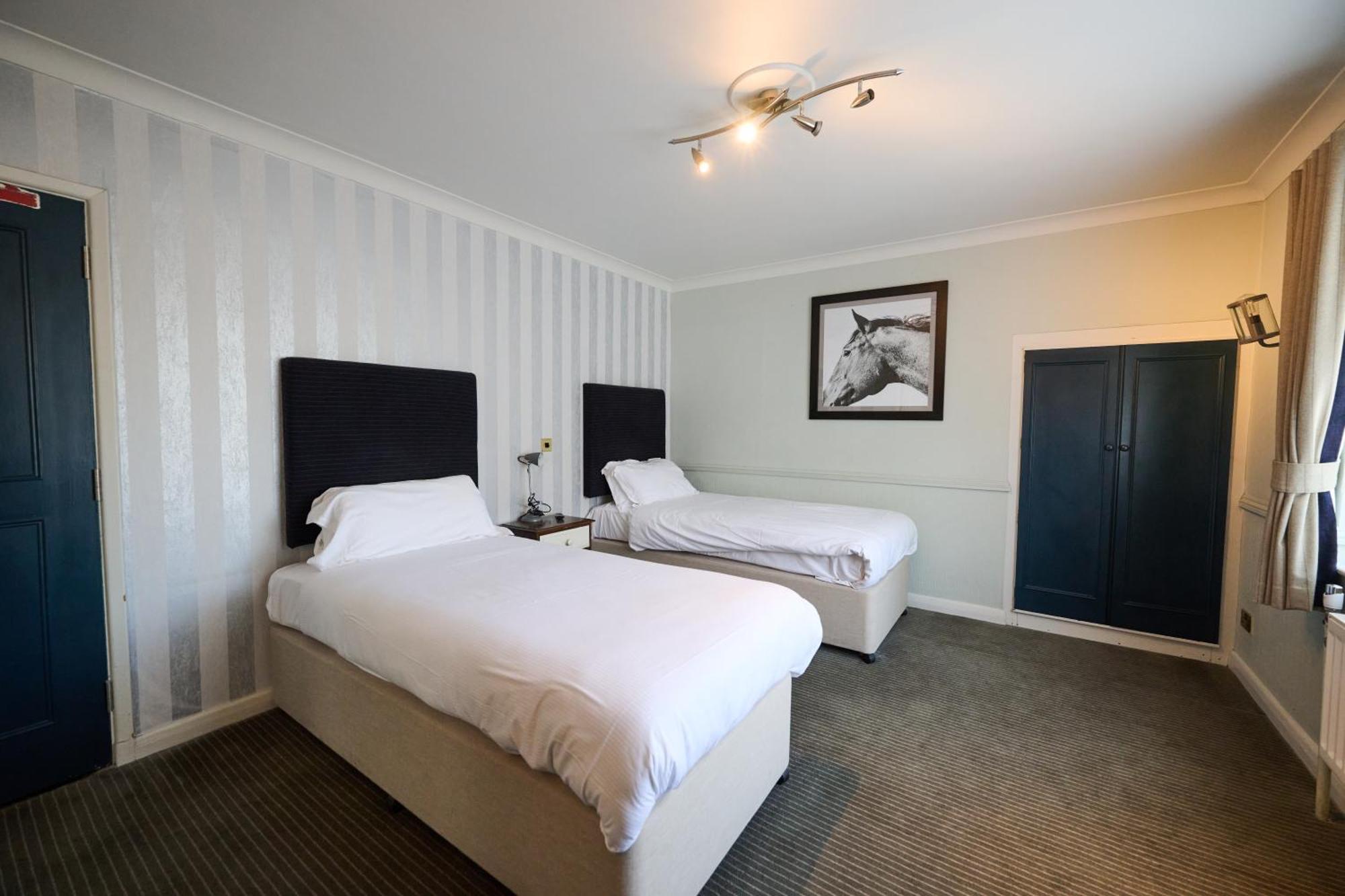 White Hart, Newmarket By Marston'S Inns Екстер'єр фото